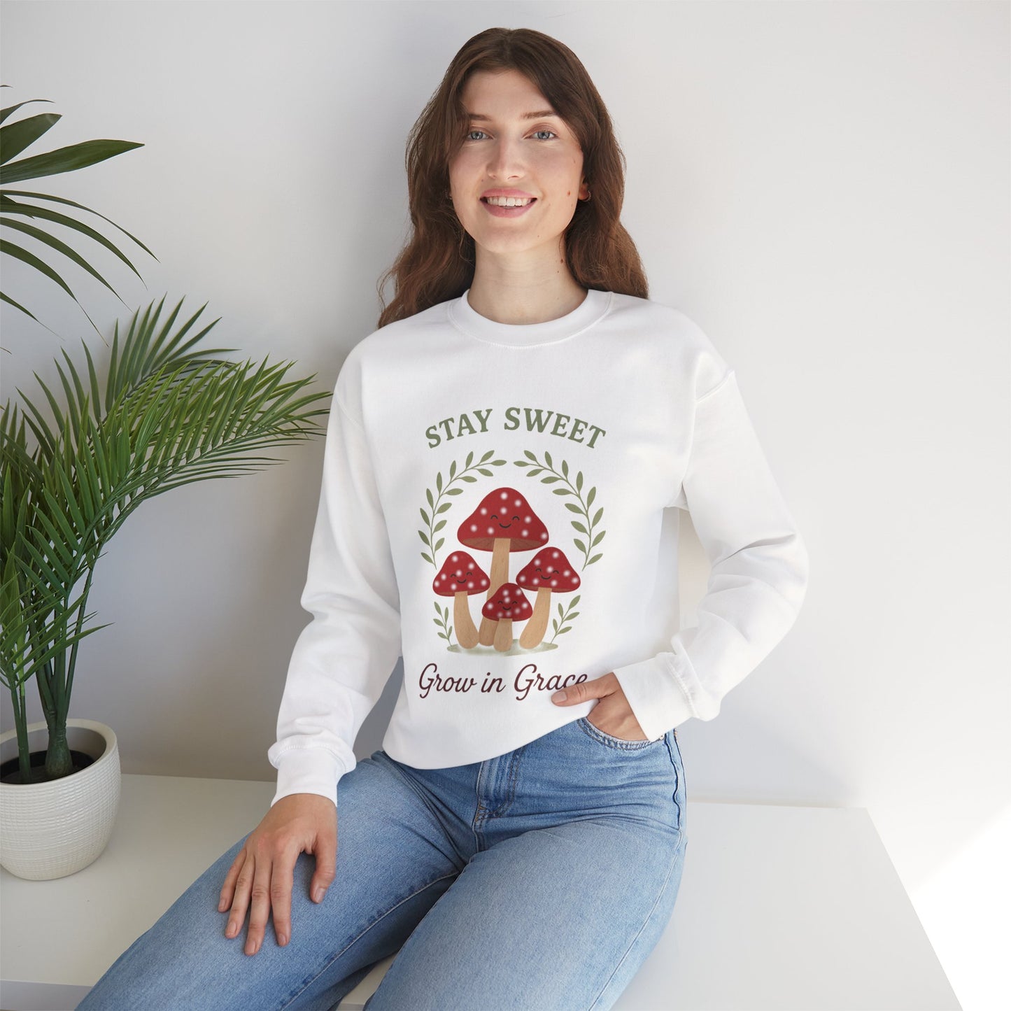 سويت شيرت Stay Sweet Mushroom برقبة دائرية - مريح وأنيق