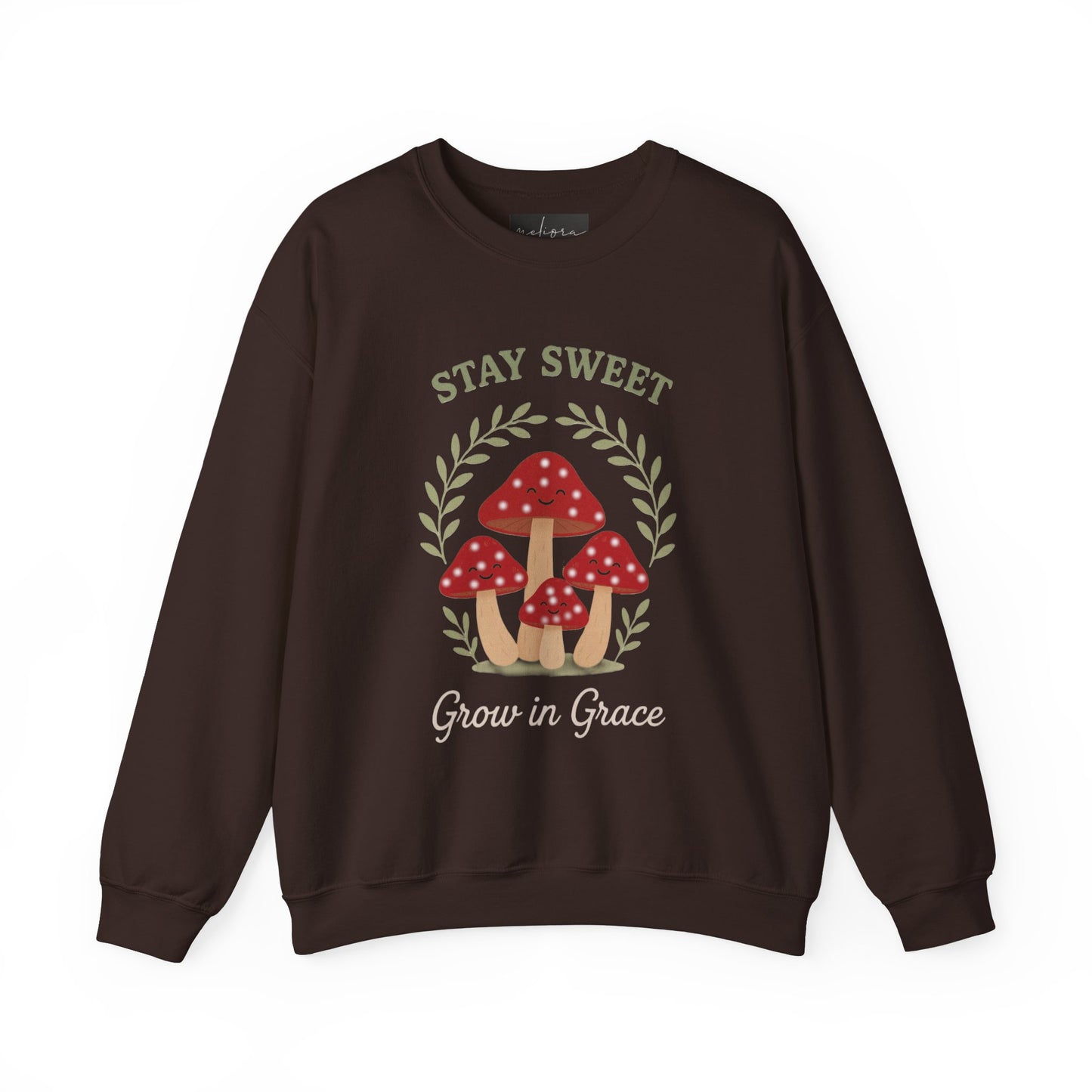 سويت شيرت Stay Sweet Mushroom برقبة دائرية - مريح وأنيق