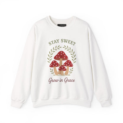 سويت شيرت Stay Sweet Mushroom برقبة دائرية - مريح وأنيق