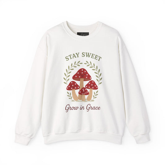 سويت شيرت Stay Sweet Mushroom برقبة دائرية - مريح وأنيق
