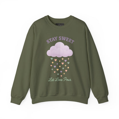 سويت شيرت Stay Sweet Crewneck - تصميم Let Love Pour
