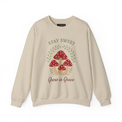 سويت شيرت Stay Sweet Mushroom برقبة دائرية - مريح وأنيق