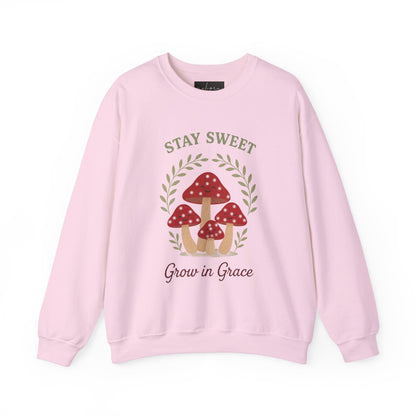سويت شيرت Stay Sweet Mushroom برقبة دائرية - مريح وأنيق