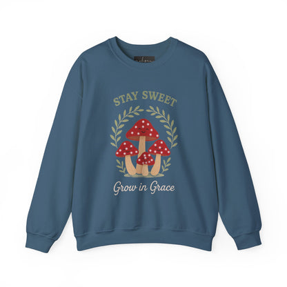 سويت شيرت Stay Sweet Mushroom برقبة دائرية - مريح وأنيق