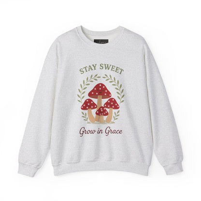 سويت شيرت Stay Sweet Mushroom برقبة دائرية - مريح وأنيق
