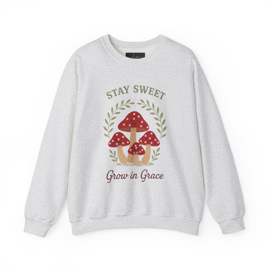 سويت شيرت Stay Sweet Mushroom برقبة دائرية - مريح وأنيق