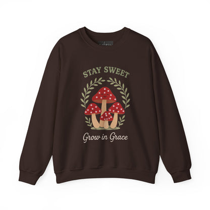 سويت شيرت Stay Sweet Mushroom برقبة دائرية - مريح وأنيق