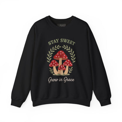 سويت شيرت Stay Sweet Mushroom برقبة دائرية - مريح وأنيق