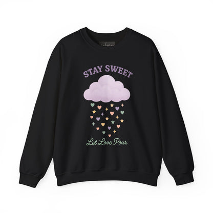 سويت شيرت Stay Sweet Crewneck - تصميم Let Love Pour