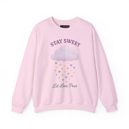 سويت شيرت Stay Sweet Crewneck - تصميم Let Love Pour